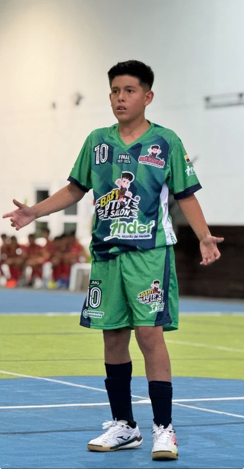 Posada pidiendo el balón en la cancha de fútbol de salón