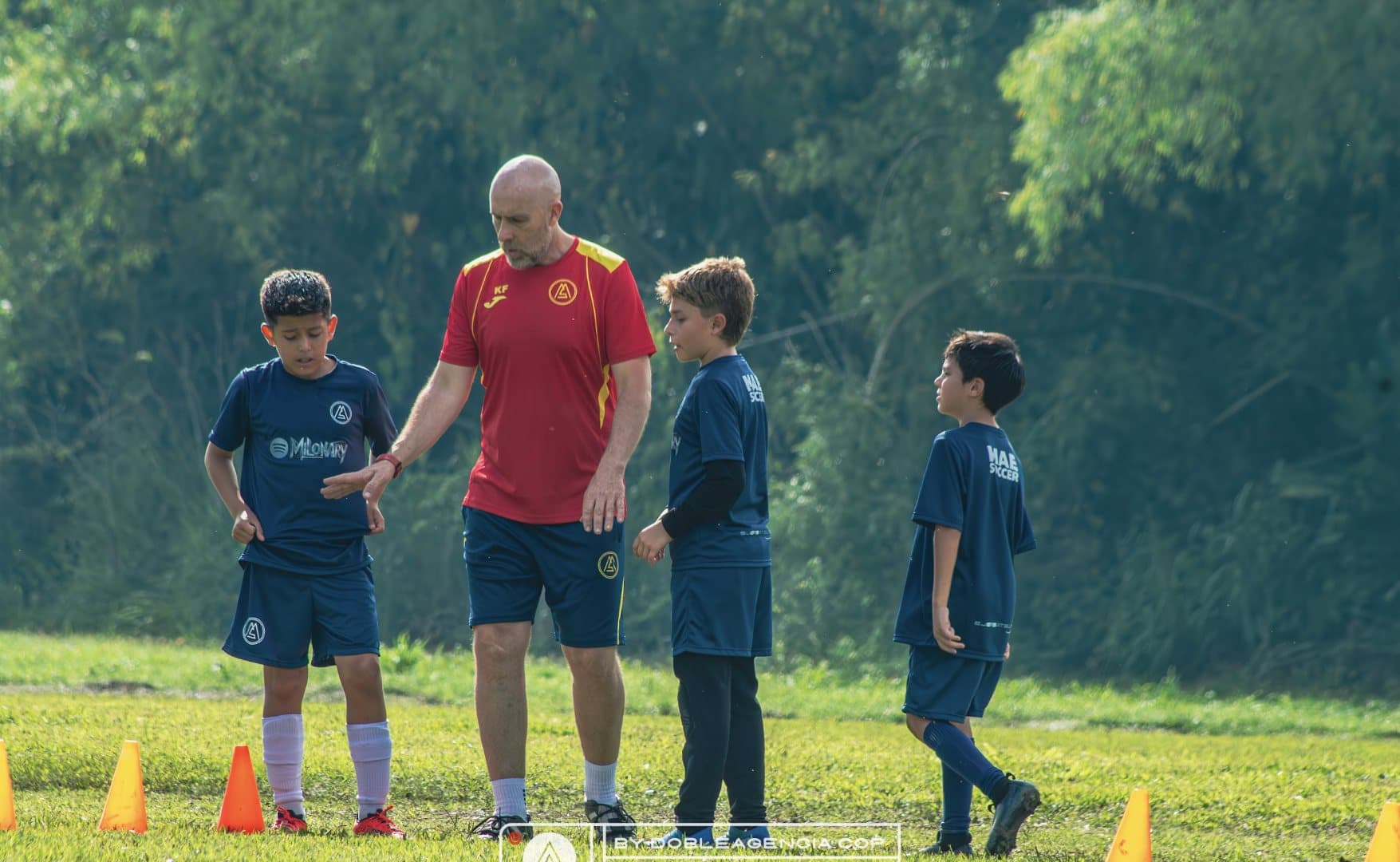 Posada recibiendo indicaciones del entrenador en un entrenamiento