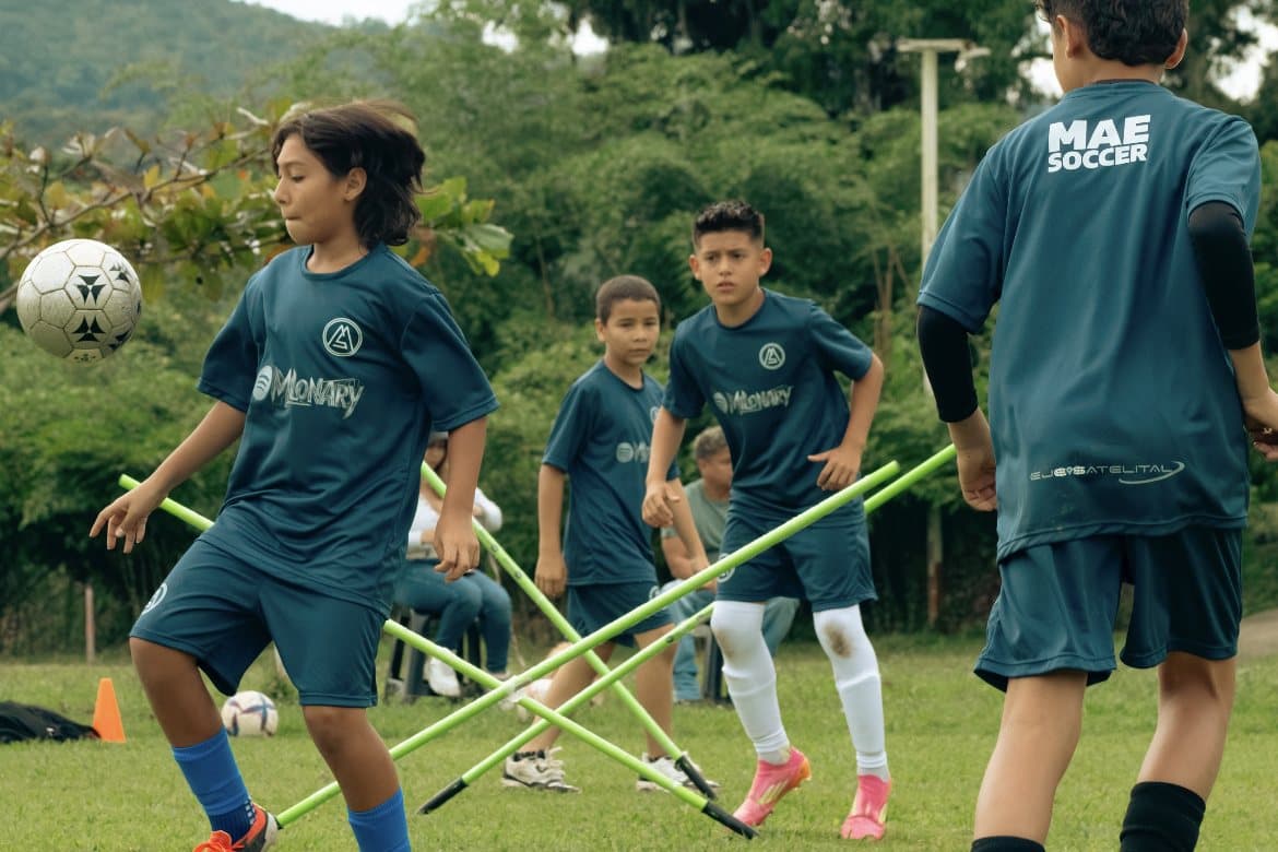 Posada en un ejercicio técnico entre vallas durante el entrenamiento
